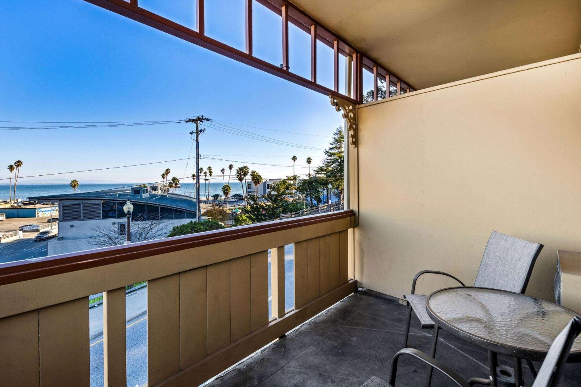 Howard Johnson By Wyndham Santa Cruz Beach Boardwalk Eksteriør billede