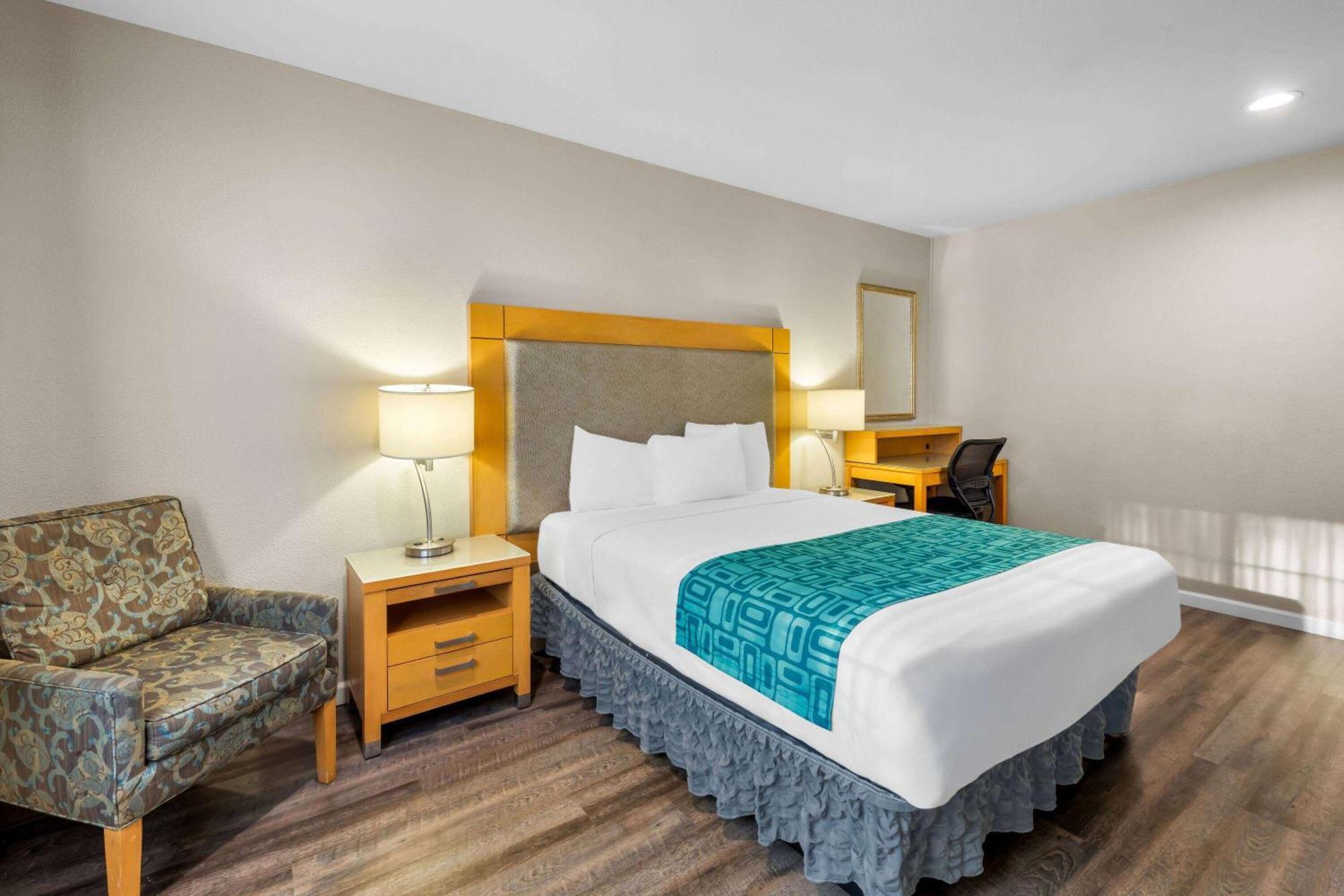 Howard Johnson By Wyndham Santa Cruz Beach Boardwalk Eksteriør billede